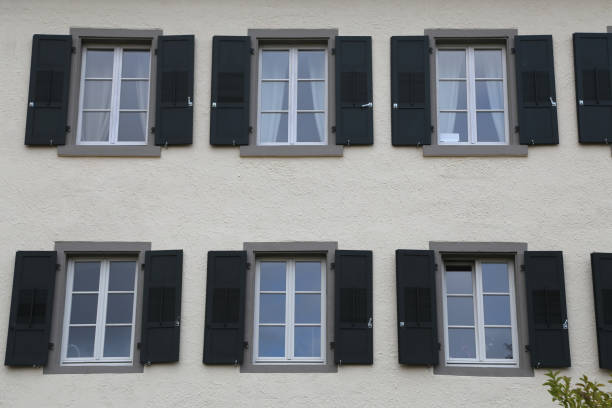 Fensterläden ablaugen und streichen